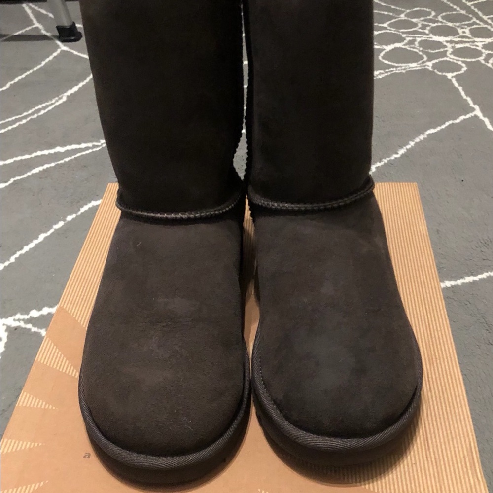 New Big Kids Ugg in Chocolate, Size 4